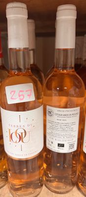 plusieurs bouteilles de vin sont alignées sur un comptoir