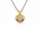 un pendentif en forme de cœur en diamant suspendu à une chaîne, sur fond blanc