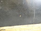 un petit insecte posé sur le rebord de la fenêtre