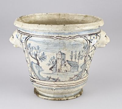 un vase bleu et blanc orné d'une image représentant un château
