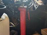 une photo d'une pièce remplie d'un tas de bric-à-brac