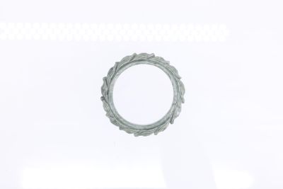 une photo d'une bague suspendue dans les airs