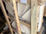 une pile de matelas posée sur une palette dans une pièce