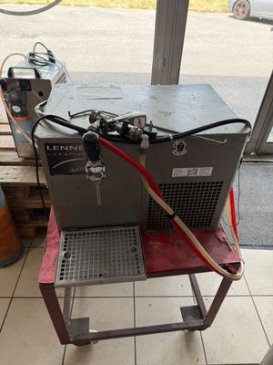 une machine posée sur une chaise dans une pièce