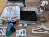 une table sur laquelle se trouvent plusieurs objets