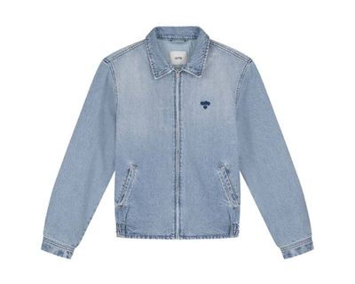 une photo d'une veste en jean avec un petit écusson sur le devant