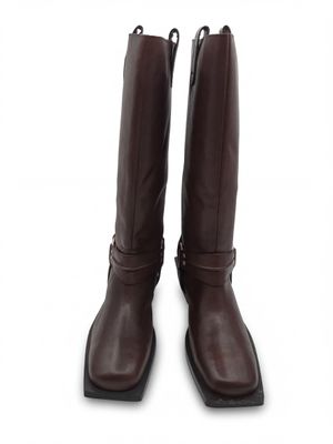 une paire de bottes marron sur fond blanc