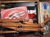 une photo d'une boîte remplie d'objets variés