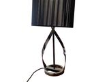 la lampe est équipée d'un abat-jour noir et d'un abat-jour noir