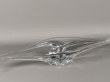 sculpture en verre transparent représentant un oiseau sur un fond blanc