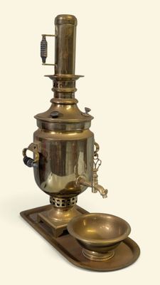 un moulin à café à l'ancienne muni d'un récipient