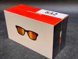 une image représentant une boîte contenant une paire de lunettes de soleil