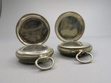 une paire de montres de poche anciennes en argent, posées l'une sur l'autre