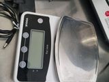 Plusieurs appareils électroniques sont posés les uns à côté des autres sur une table.