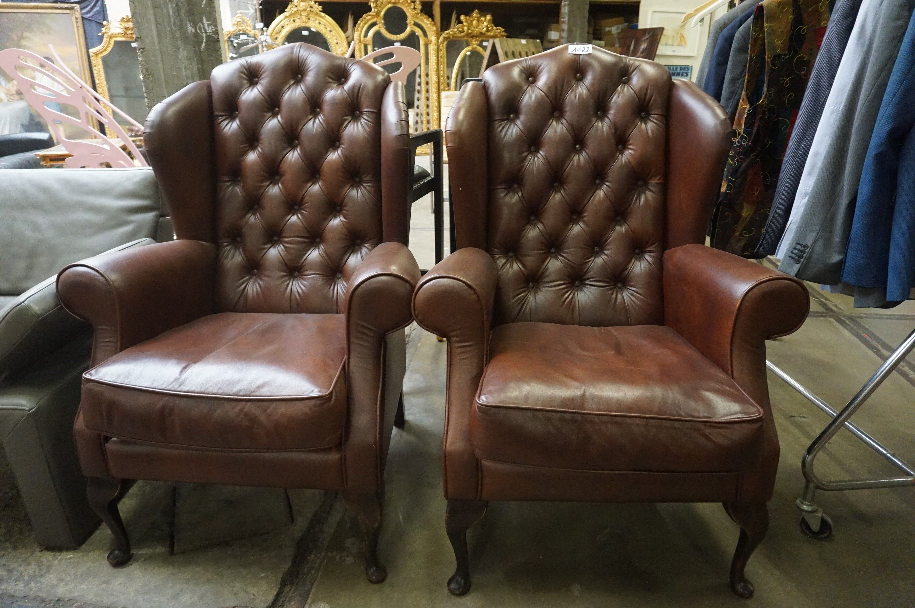 2 beaux fauteuils Chesterfield - en cuir marron - en bon éta…
