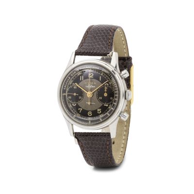 gros plan d'une montre sur fond blanc avec un bracelet marron