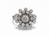 gros plan d'une bague en diamant sur fond blanc