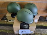 trois casques posés sur une boîte en carton