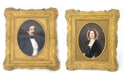 deux portraits encadrés d'un homme et d'une femme en tenue de soirée