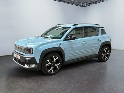 La Jeep Compass bleu clair est garée dans une pièce blanche
