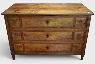 une commode ancienne avec un plateau en bois sur fond blanc