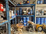 une pièce remplie d'une multitude de types de peinture et d'outils différents