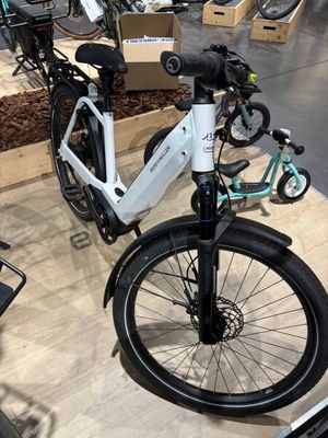 un vélo posé par terre dans un magasin