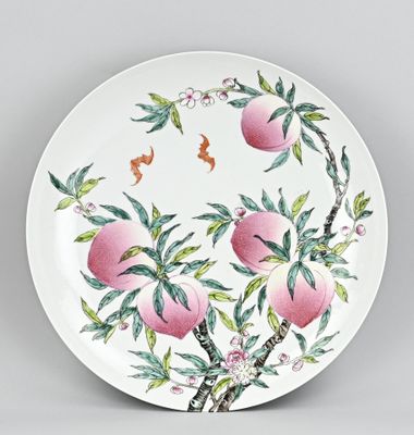 une assiette blanche décorée d'une peinture représentant des pêches