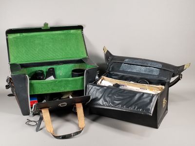 deux bagages posés l'un à côté de l'autre sur une table