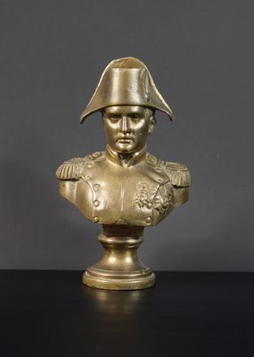 buste en bronze d'un homme portant un casque, posé sur une table