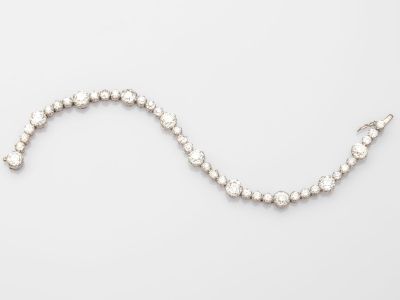 un bracelet en perles blanches et diamants