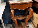 une table en bois sur laquelle se trouve un miroir