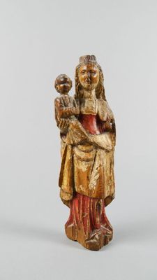 une image représentant une statue en bois d'une femme tenant un enfant dans ses bras