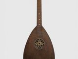 un vieil instrument en bois, avec un corps en bois, sur fond blanc