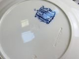 une assiette blanche ornée d'un motif bleu et blanc