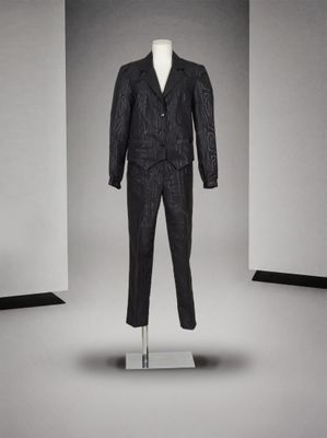 une image d'un costume sur un mannequin