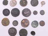 un assortiment de pièces anciennes et d'autres pièces disposées sur un fond blanc