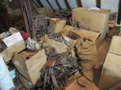 une pile de boîtes posées sur le sol