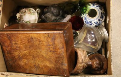 une boîte remplie de vases et d'autres objets