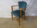 une chaise bleue posée devant un fond blanc