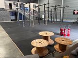 un espace de gym équipé de deux tables et de deux extincteurs