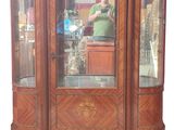 un homme en train de se prendre en photo dans une vitrine