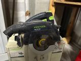 quelqu'un utilise une scie circulaire pour couper une pièce de bois