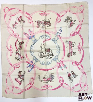 une photo d'un foulard carré orné d'un motif représentant un cheval et une calèche