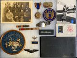 une photo d'une vitrine contenant de nombreux objets militaires