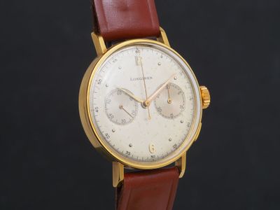 gros plan d'une montre-bracelet avec un bracelet en cuir marron