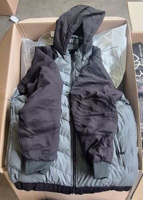 62 / 1 palette de 71 kg de blousons, chaussettes, cart… - Photo 1