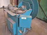 une machine bleue qui se trouve dans un garage