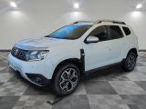 une Dacia blanche garée dans une pièce au sol carrelé