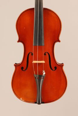 gros plan d'un violon avec un archet sur fond blanc